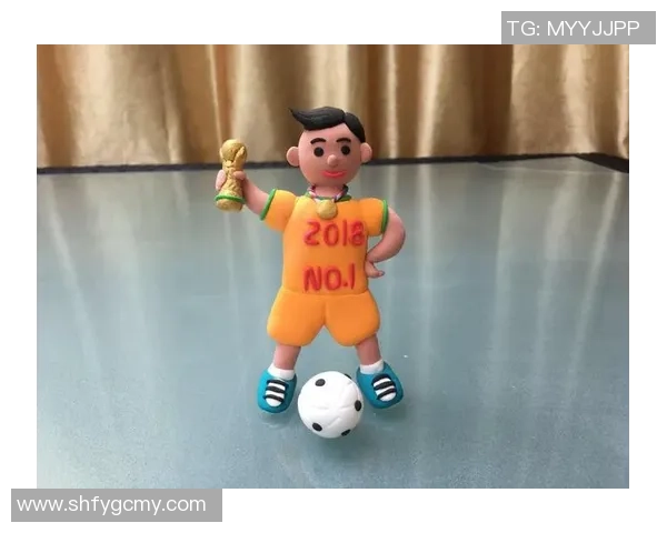 用胶泥雕刻足球明星形象展现运动魅力与艺术创意